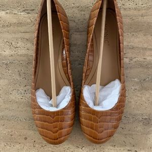 Vionic Hannah Croc ballet flats in brown, size 7M women.